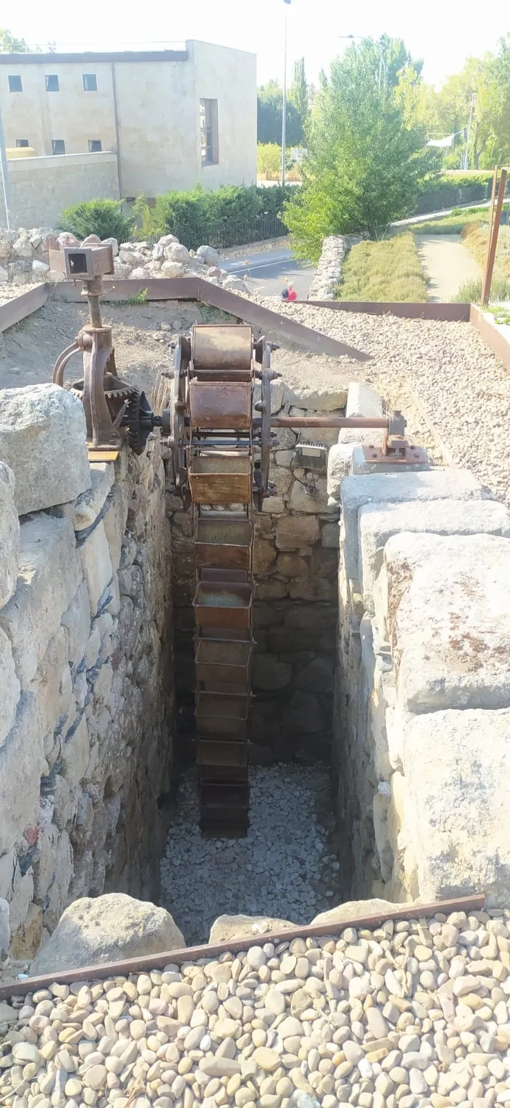 Foto 2 - El Cerro de San Vicente recupera su hist&oacute;rica noria de sangre tras una completa restauraci&oacute;n