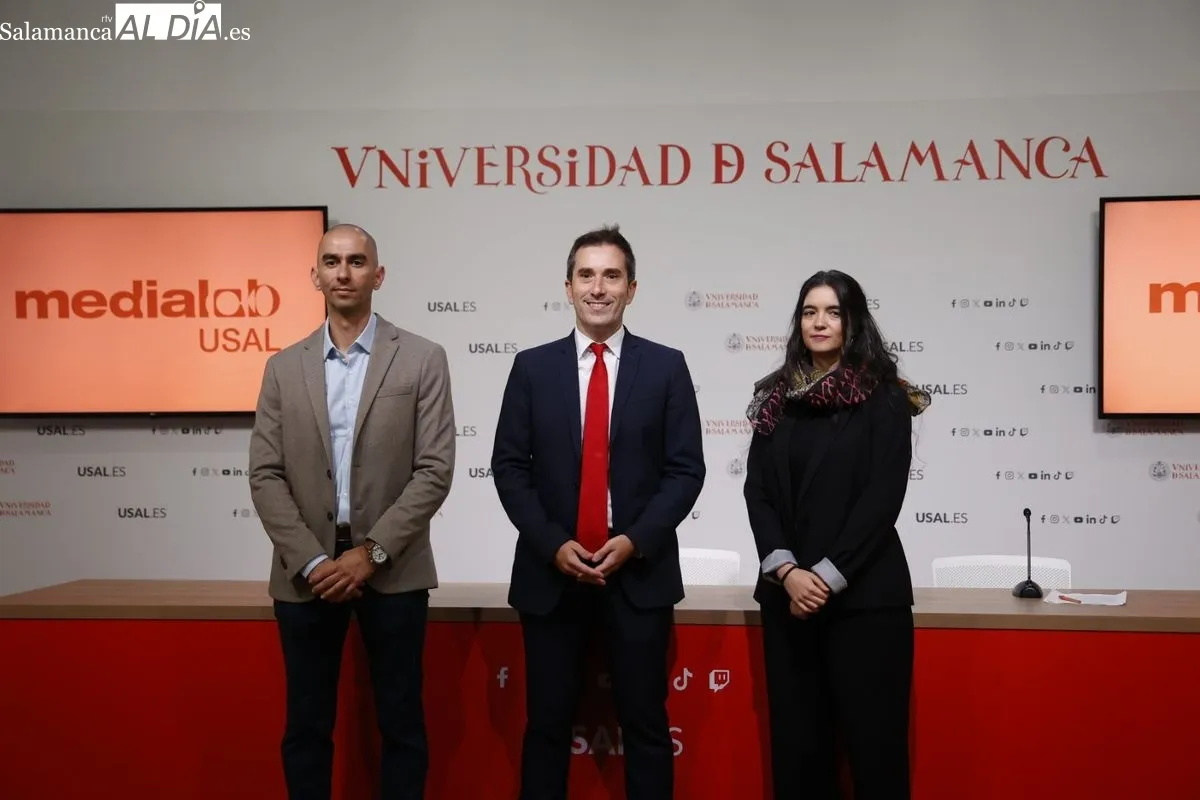Federico Bueno de Mata, vicerrector de Transferencia; Raúl Rivas, director del Servicio de Producción Digital; y Berta Joven, responsable de Difusión de la Unidad de Cultura Científica. Foto de David Sañudo