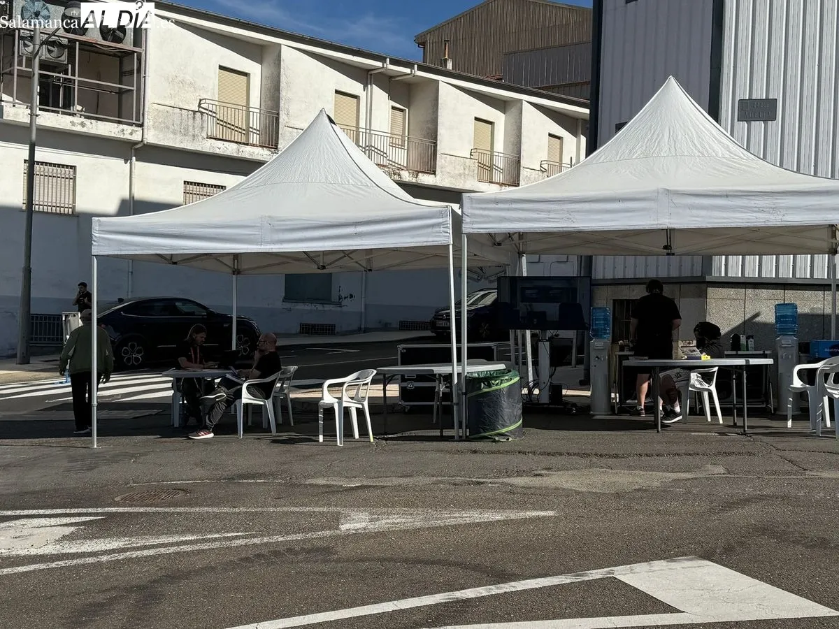 Preparativos en Guijuelo para la llegada de la Vuelta. Foto de Carlos Cuervo