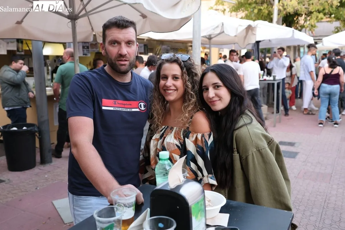 Gran ambiente en las casetas de Los Bandos en la primera tarde de la Feria de Día | FOTOS: David Sañudo 
