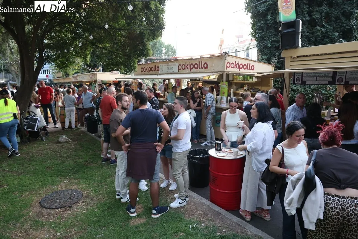 Gran ambiente en las casetas de La Alamedilla | FOTOS: David Sañudo