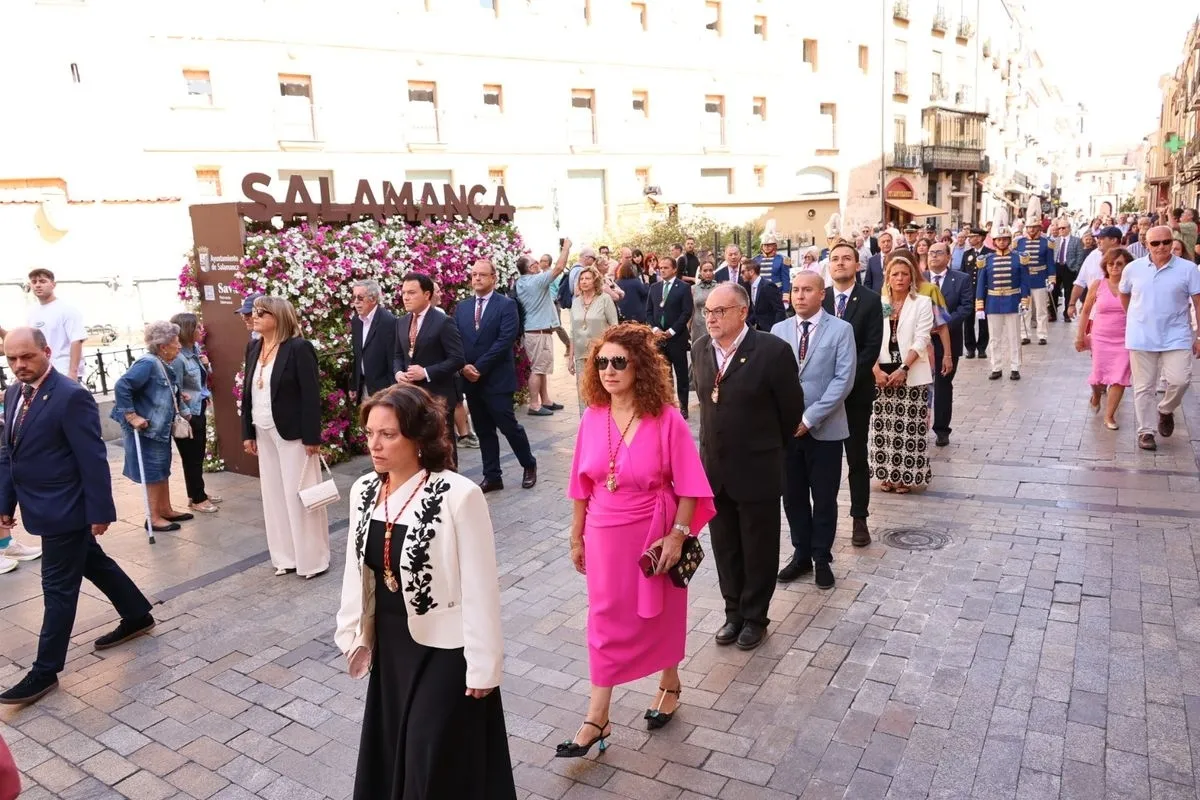 La Corporación Municipal cumplen con la tradición de la Virgen de la Vega | FOTOS: David Sañudo