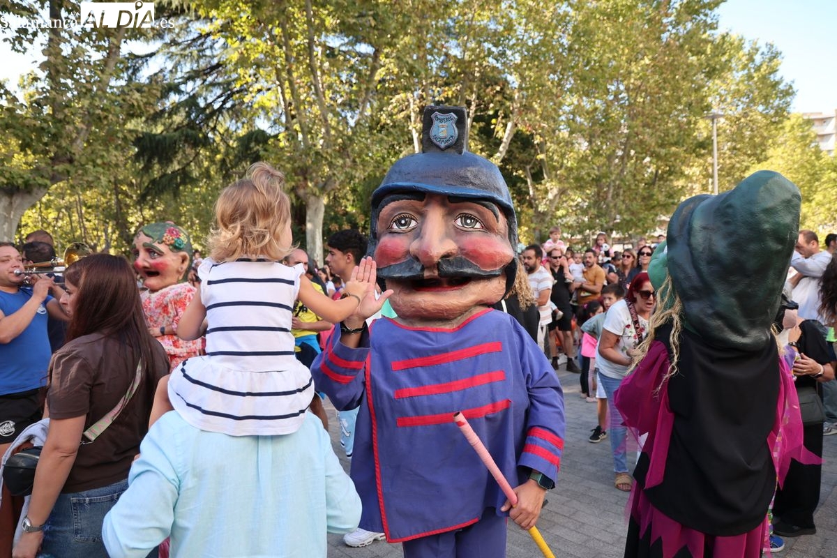 VÍDEO Y FOTOS | Gigantes y cabezudos llenan de color las Ferias de Salamanca
