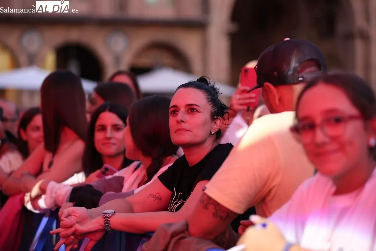 Noan conquista la Plaza Mayor de Salamanca con su pop-rock enérgico | FOTOS: David Sañudo 