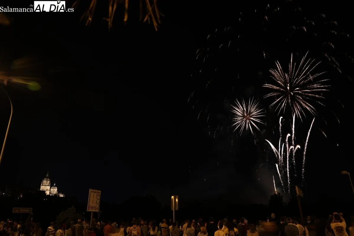 El cielo de Salamanca se ilumina con los espectaculares fuegos artificiales de Caballer FX | FOTOS: David Sañudo 