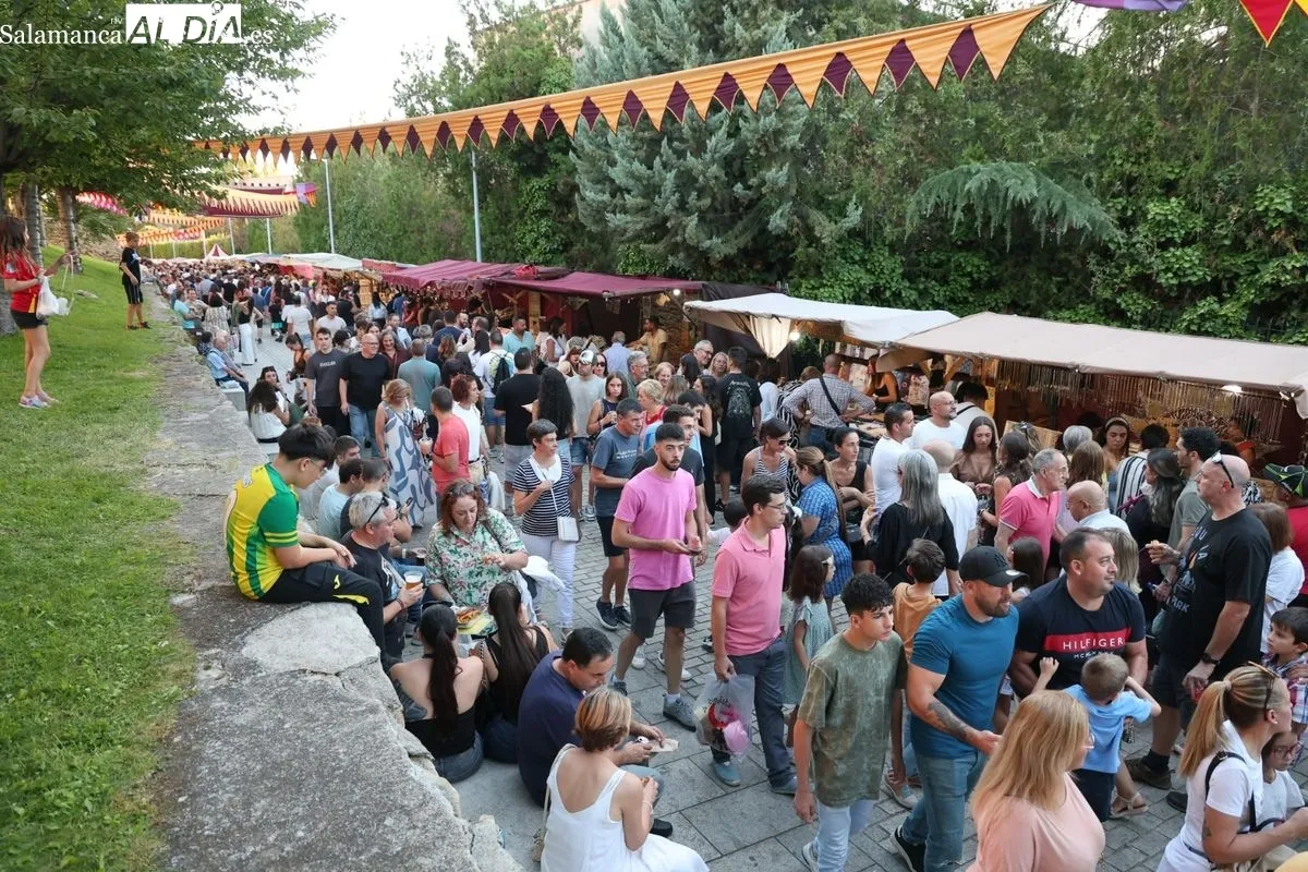 Gran ambiente en la última jornada del mercado medieval | FOTOS: David Sañudo