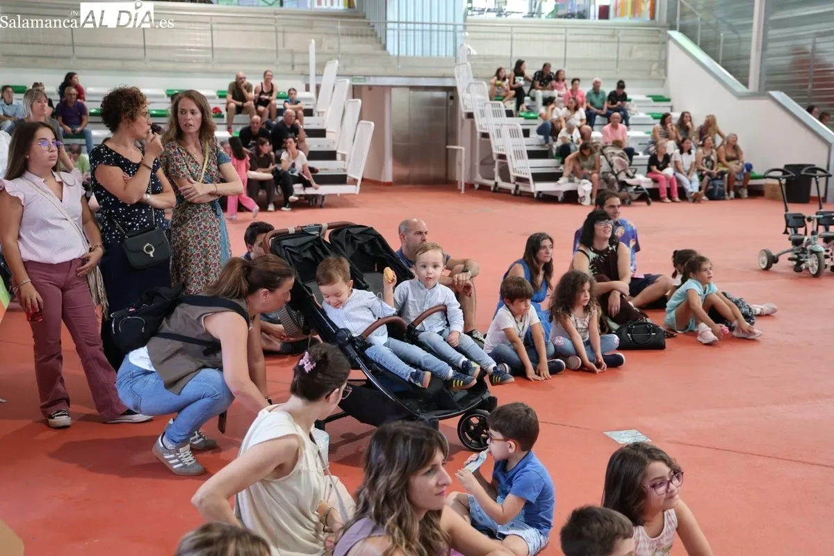 Las asociaciones de vecinos de Salamanca toman el protagonismo en la Feria de las Asociaciones | FOTOS: David Sañudo 