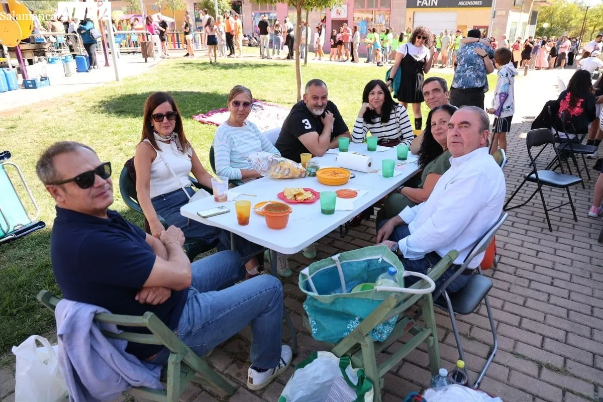 Los vecinos de Huerta Otea disfrutan de una gran paella | FOTOS: David Sañudo 