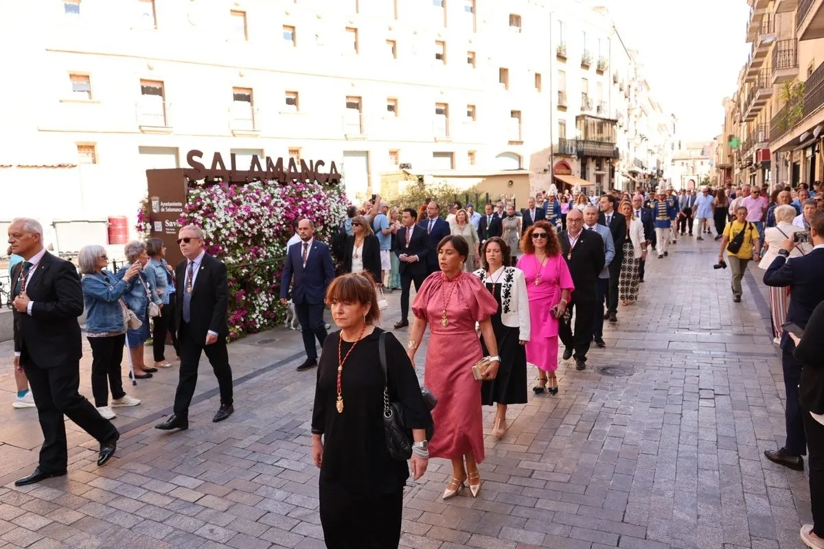 La Corporación Municipal cumplen con la tradición de la Virgen de la Vega | FOTOS: David Sañudo