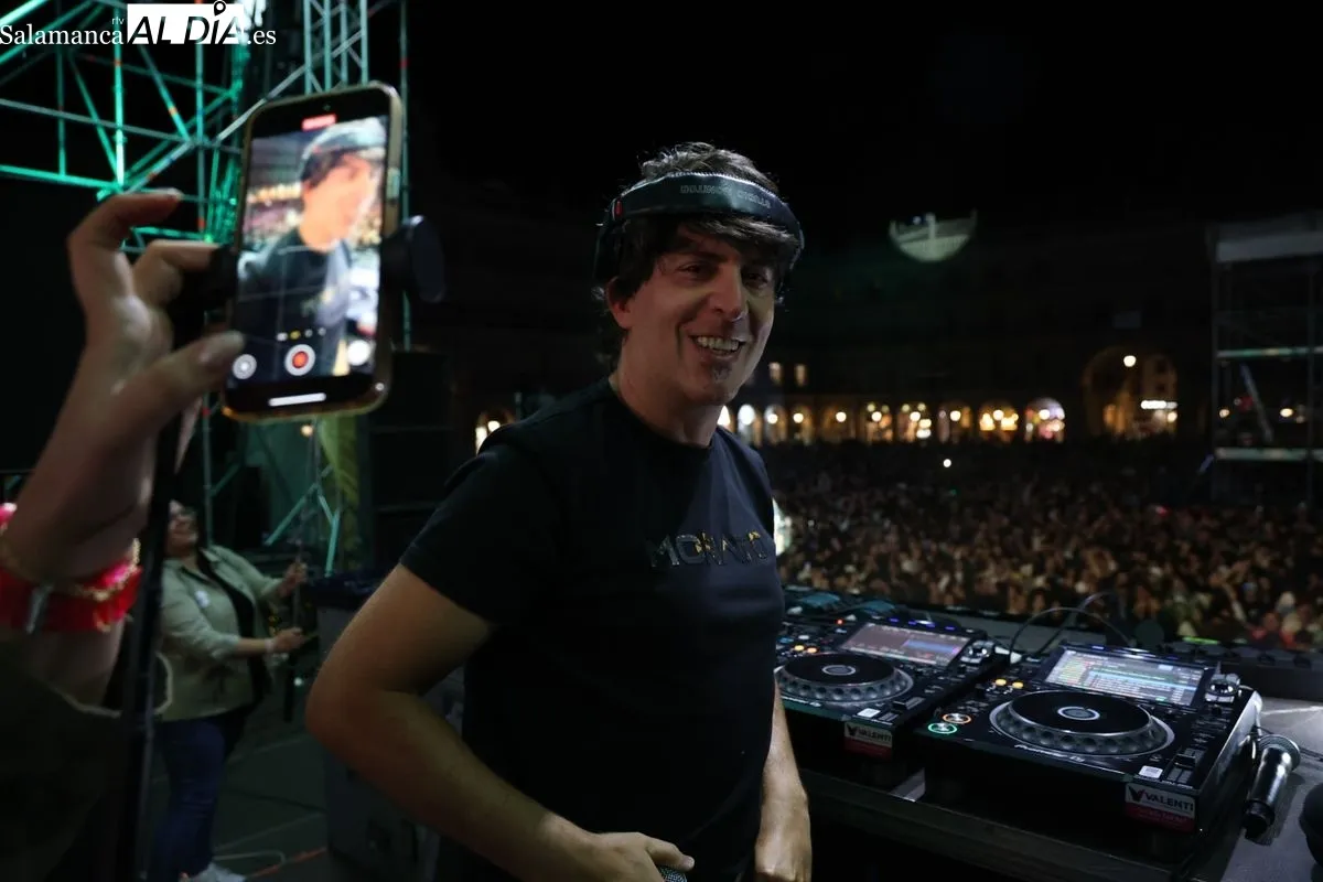La Plaza Mayor de Salamanca vibra al ritmo de LoS40 Sessions con Dani Moreno 'El Gallo' y San Bernardino | FOTOS: David Sañudo 