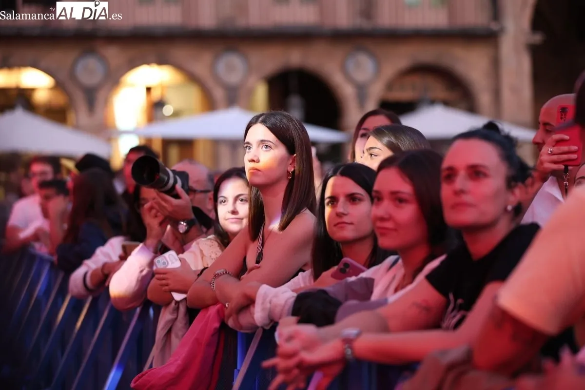 Noan conquista la Plaza Mayor de Salamanca con su pop-rock enérgico | FOTOS: David Sañudo 