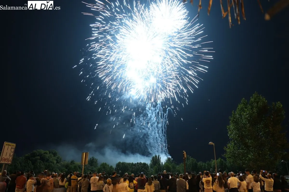 El cielo de Salamanca se ilumina con los espectaculares fuegos artificiales de Caballer FX | FOTOS: David Sañudo 