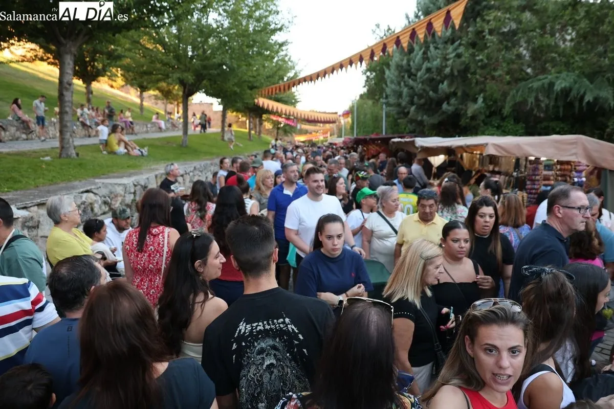 Gran ambiente en la última jornada del mercado medieval | FOTOS: David Sañudo