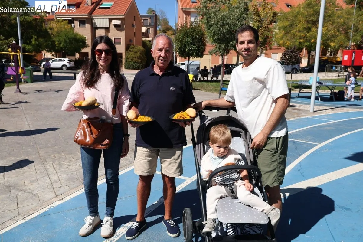 Los vecinos de Huerta Otea disfrutan de una gran paella | FOTOS: David Sañudo 