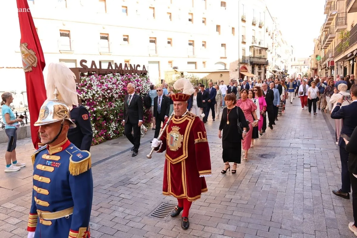 La Corporación Municipal cumplen con la tradición de la Virgen de la Vega | FOTOS: David Sañudo