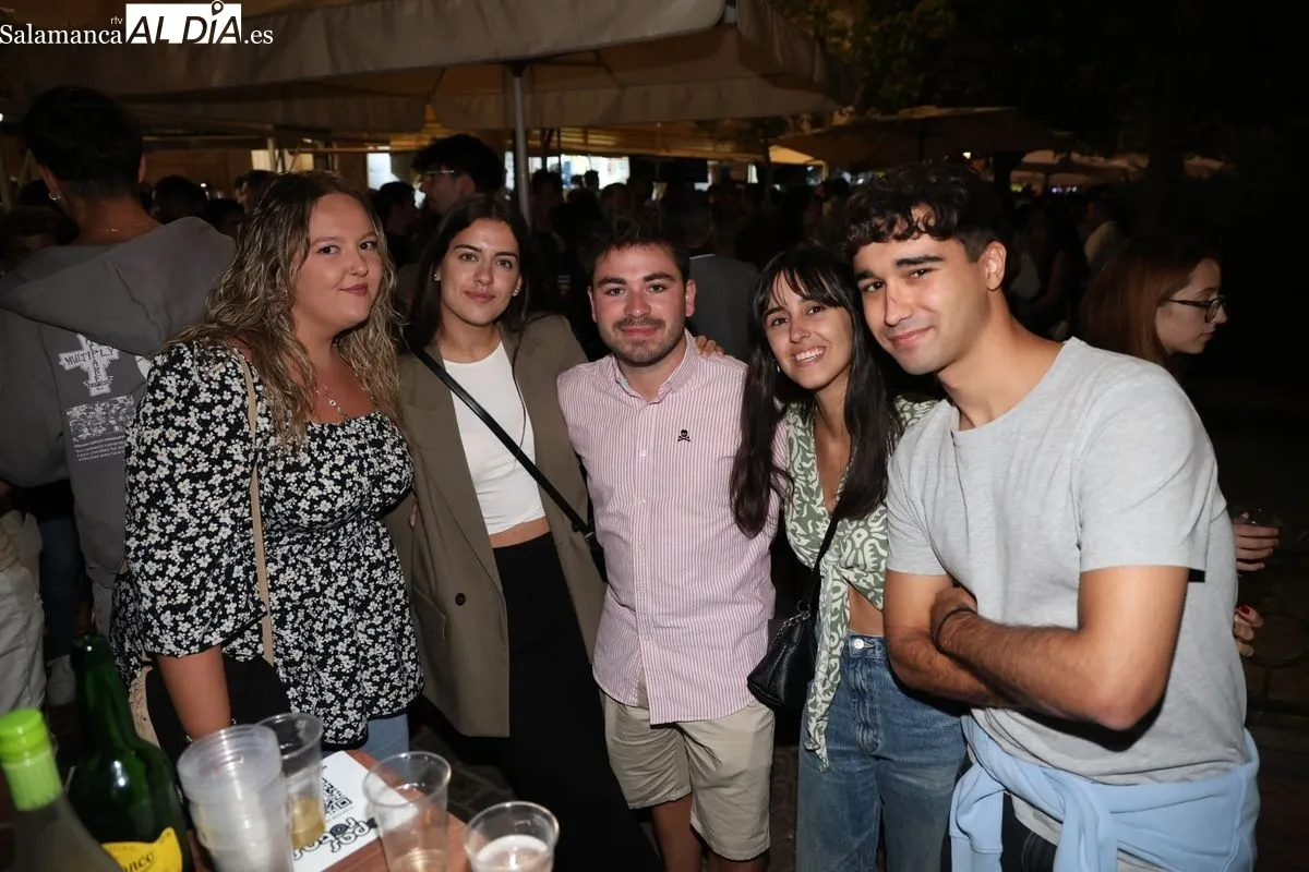 Salmantinos y visitantes abarrotan las casetas de la Plaza de los Bandos | FOTOS: David Sañudo