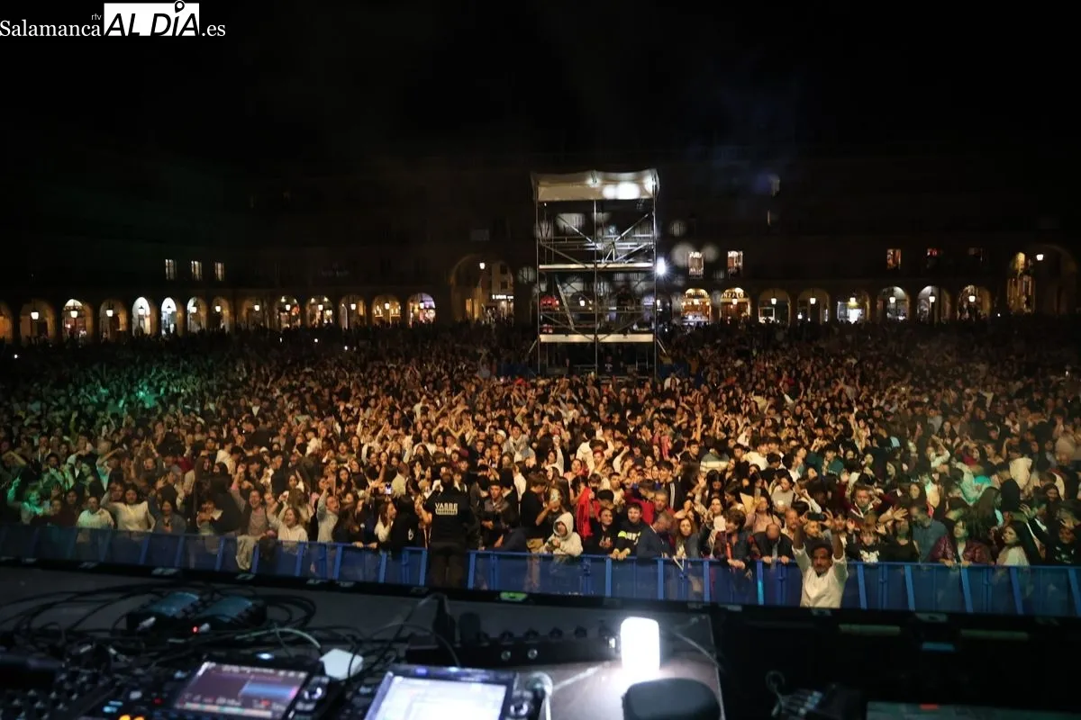 La Plaza Mayor de Salamanca vibra al ritmo de LoS40 Sessions con Dani Moreno 'El Gallo' y San Bernardino | FOTOS: David Sañudo 