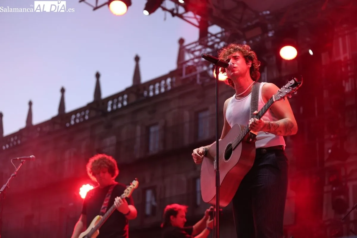 Noan conquista la Plaza Mayor de Salamanca con su pop-rock enérgico | FOTOS: David Sañudo 