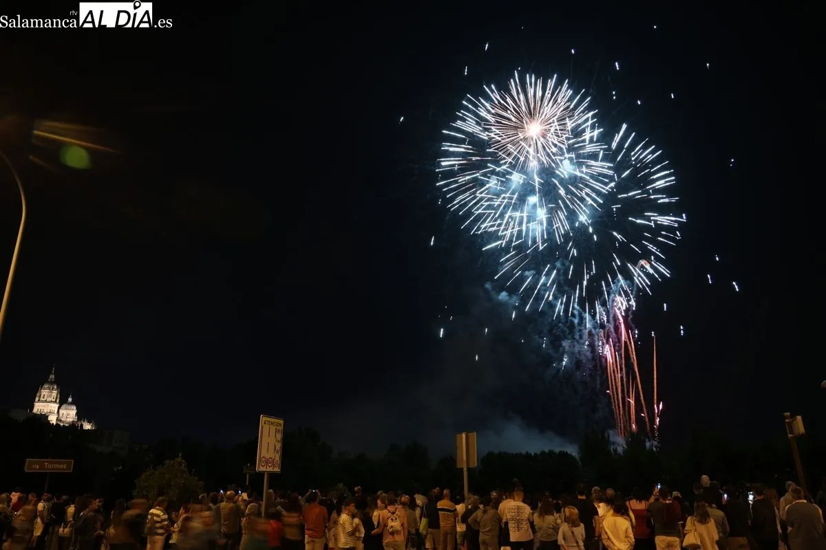 El cielo de Salamanca se ilumina con los espectaculares fuegos artificiales de Caballer FX | FOTOS: David Sañudo 