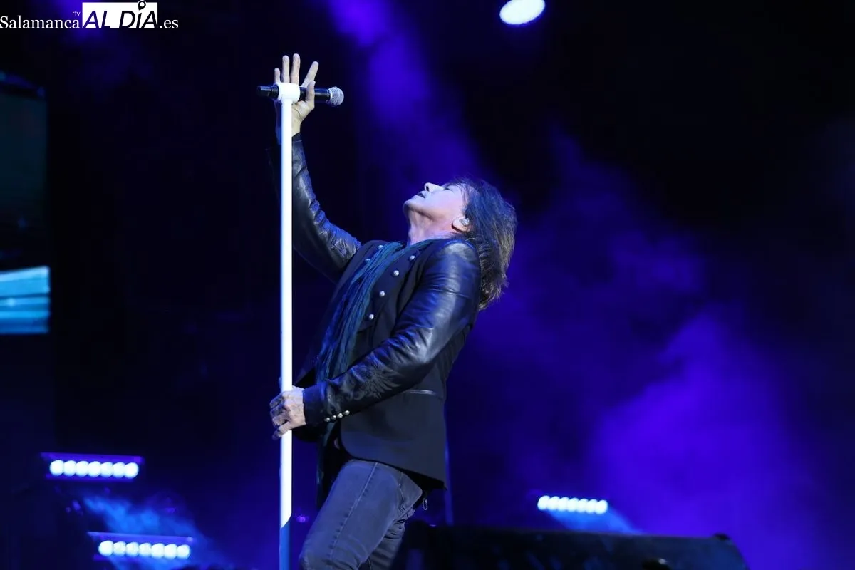 Salamanca se entrega al rock de Europe, que desata la euforia en una Plaza Mayor llena hasta la bandera | FOTOS: David Sañudo 