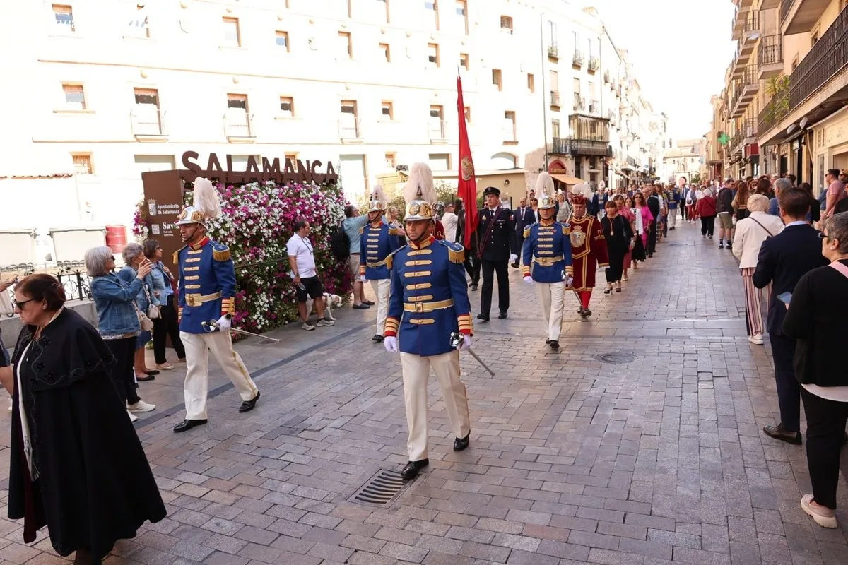 La Corporación Municipal cumplen con la tradición de la Virgen de la Vega | FOTOS: David Sañudo