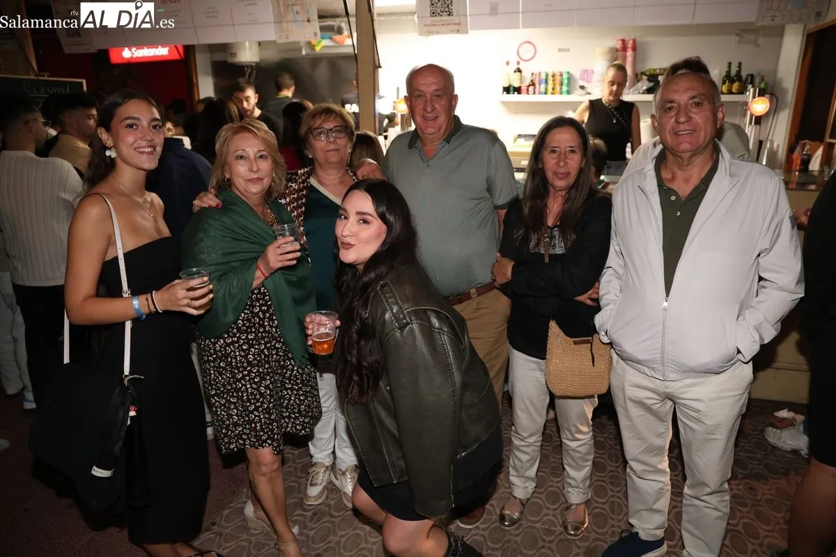 Salmantinos y visitantes abarrotan las casetas de la Plaza de los Bandos | FOTOS: David Sañudo