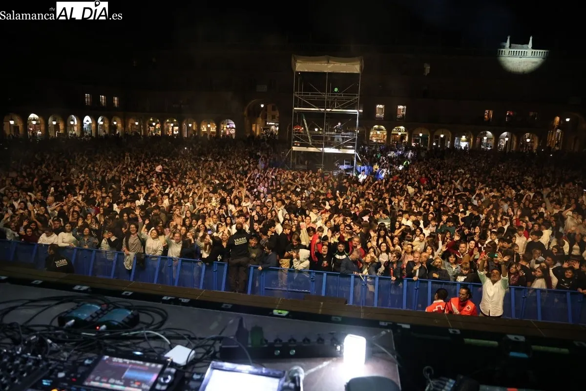 La Plaza Mayor de Salamanca vibra al ritmo de LoS40 Sessions con Dani Moreno 'El Gallo' y San Bernardino | FOTOS: David Sañudo 