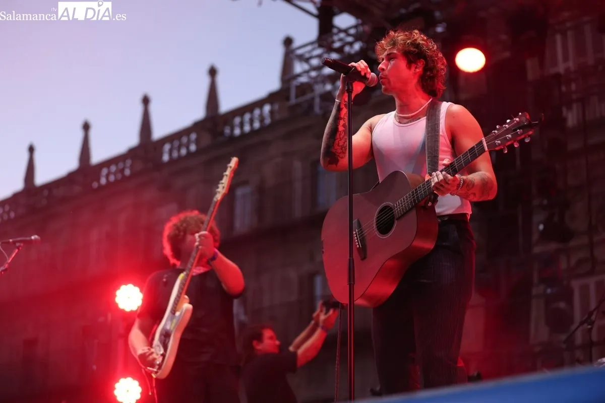 Noan conquista la Plaza Mayor de Salamanca con su pop-rock enérgico | FOTOS: David Sañudo 