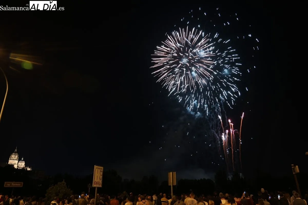 El cielo de Salamanca se ilumina con los espectaculares fuegos artificiales de Caballer FX | FOTOS: David Sañudo 
