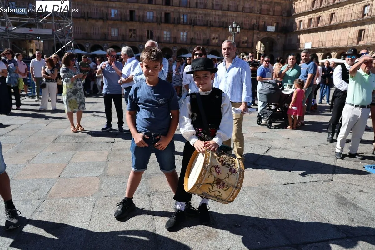 Los tamborileros toman la Plaza Mayor de Salamanca en su XXXVII gran día | FOTOS: David Sañudo 