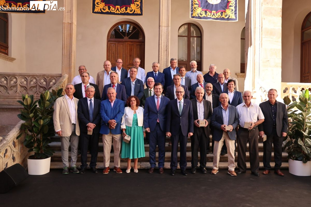 6 alcaldes de la comarca son homenajeados en el Día de la Provincia, en el que actuó Lemus