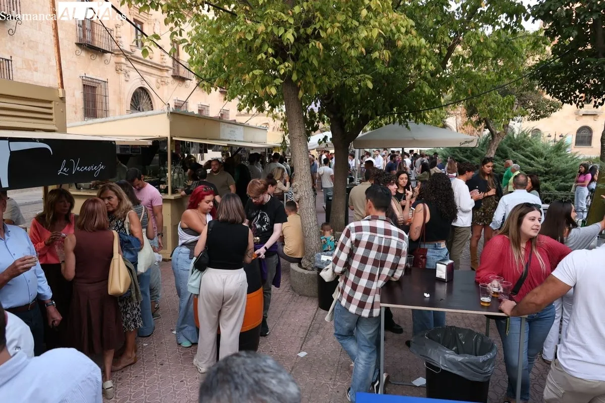 Gran ambiente en las casetas de Los Bandos en la primera tarde de la Feria de Día | FOTOS: David Sañudo 