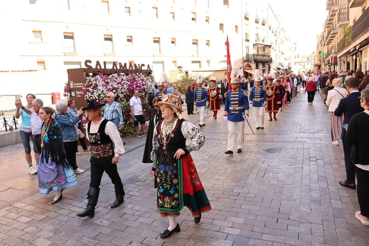 La Corporación Municipal cumplen con la tradición de la Virgen de la Vega | FOTOS: David Sañudo