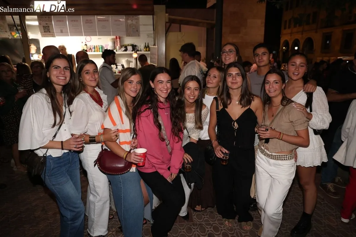 Salmantinos y visitantes abarrotan las casetas de la Plaza de los Bandos | FOTOS: David Sañudo