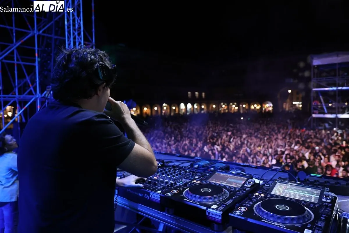 La Plaza Mayor de Salamanca vibra al ritmo de LoS40 Sessions con Dani Moreno 'El Gallo' y San Bernardino | FOTOS: David Sañudo 