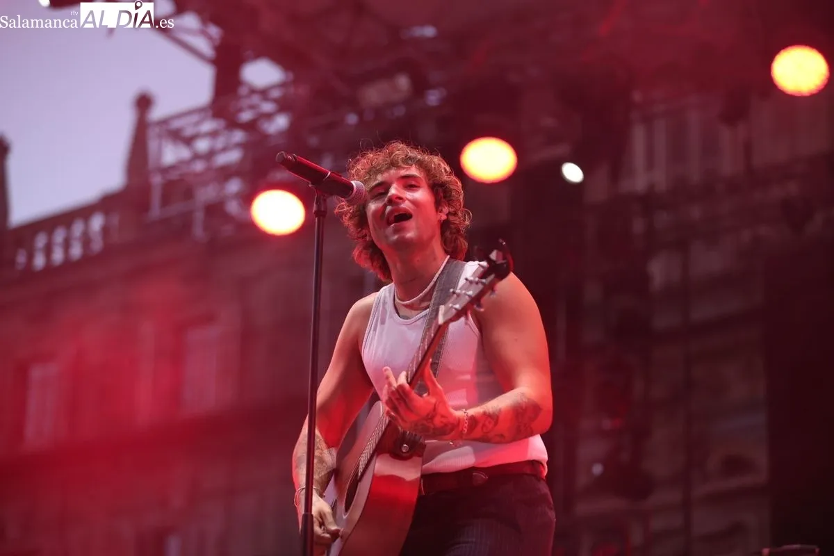 Noan conquista la Plaza Mayor de Salamanca con su pop-rock enérgico | FOTOS: David Sañudo 