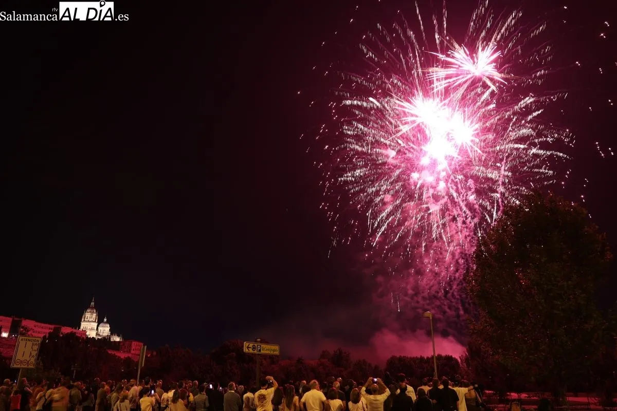 El cielo de Salamanca se ilumina con los espectaculares fuegos artificiales de Caballer FX | FOTOS: David Sañudo 