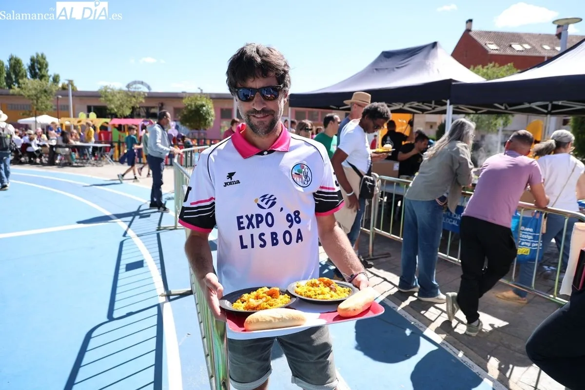 Los vecinos de Huerta Otea disfrutan de una gran paella | FOTOS: David Sañudo 