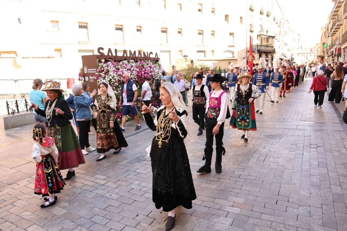 La Corporación Municipal cumplen con la tradición de la Virgen de la Vega | FOTOS: David Sañudo