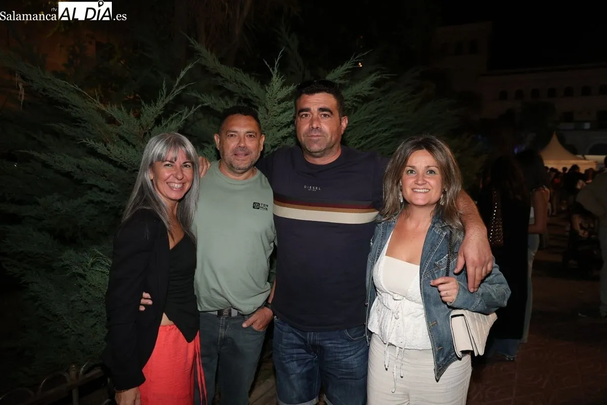 Salmantinos y visitantes abarrotan las casetas de la Plaza de los Bandos | FOTOS: David Sañudo