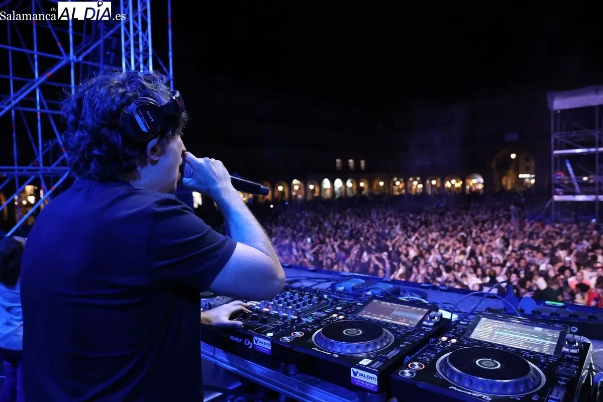 La Plaza Mayor de Salamanca vibra al ritmo de LoS40 Sessions con Dani Moreno 'El Gallo' y San Bernardino | FOTOS: David Sañudo 
