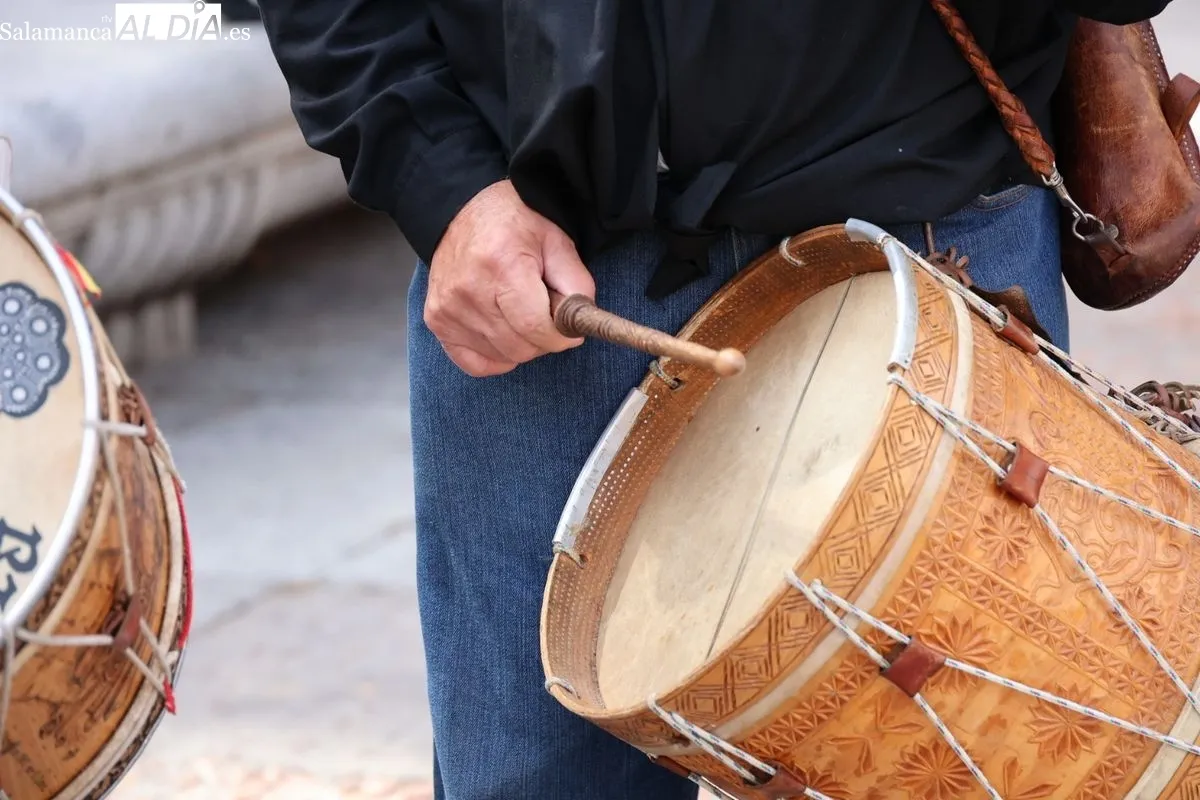 El sonido del tamboril inunda los barrios de Salamanca en la víspera de su gran día | FOTOS: David Sañudo