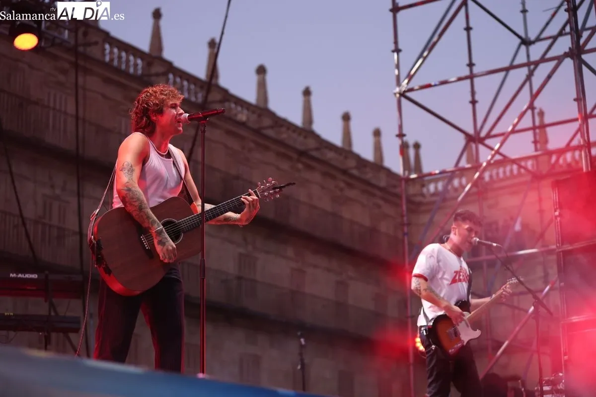 Noan conquista la Plaza Mayor de Salamanca con su pop-rock enérgico | FOTOS: David Sañudo 