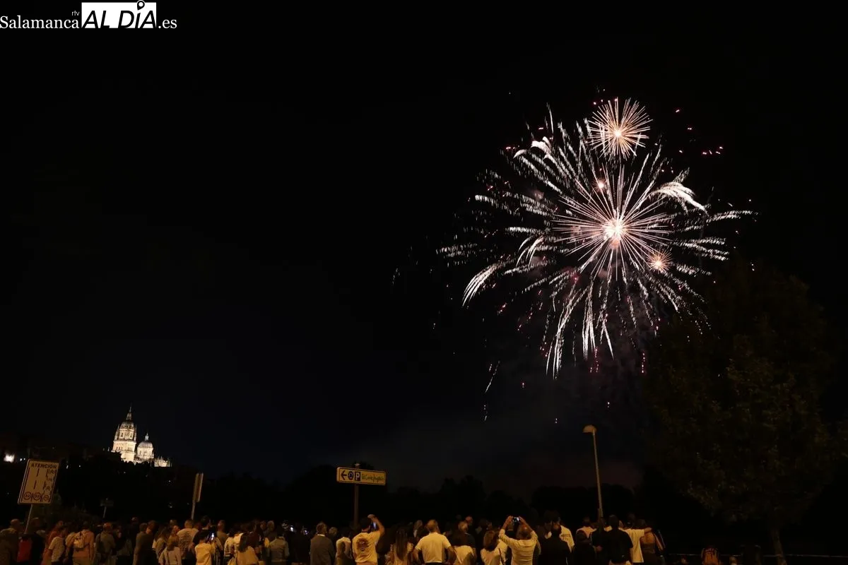 El cielo de Salamanca se ilumina con los espectaculares fuegos artificiales de Caballer FX | FOTOS: David Sañudo 