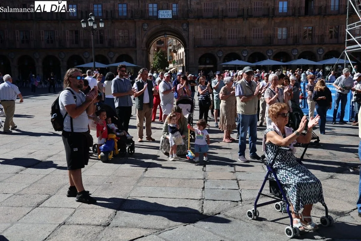 Los tamborileros toman la Plaza Mayor de Salamanca en su XXXVII gran día | FOTOS: David Sañudo 