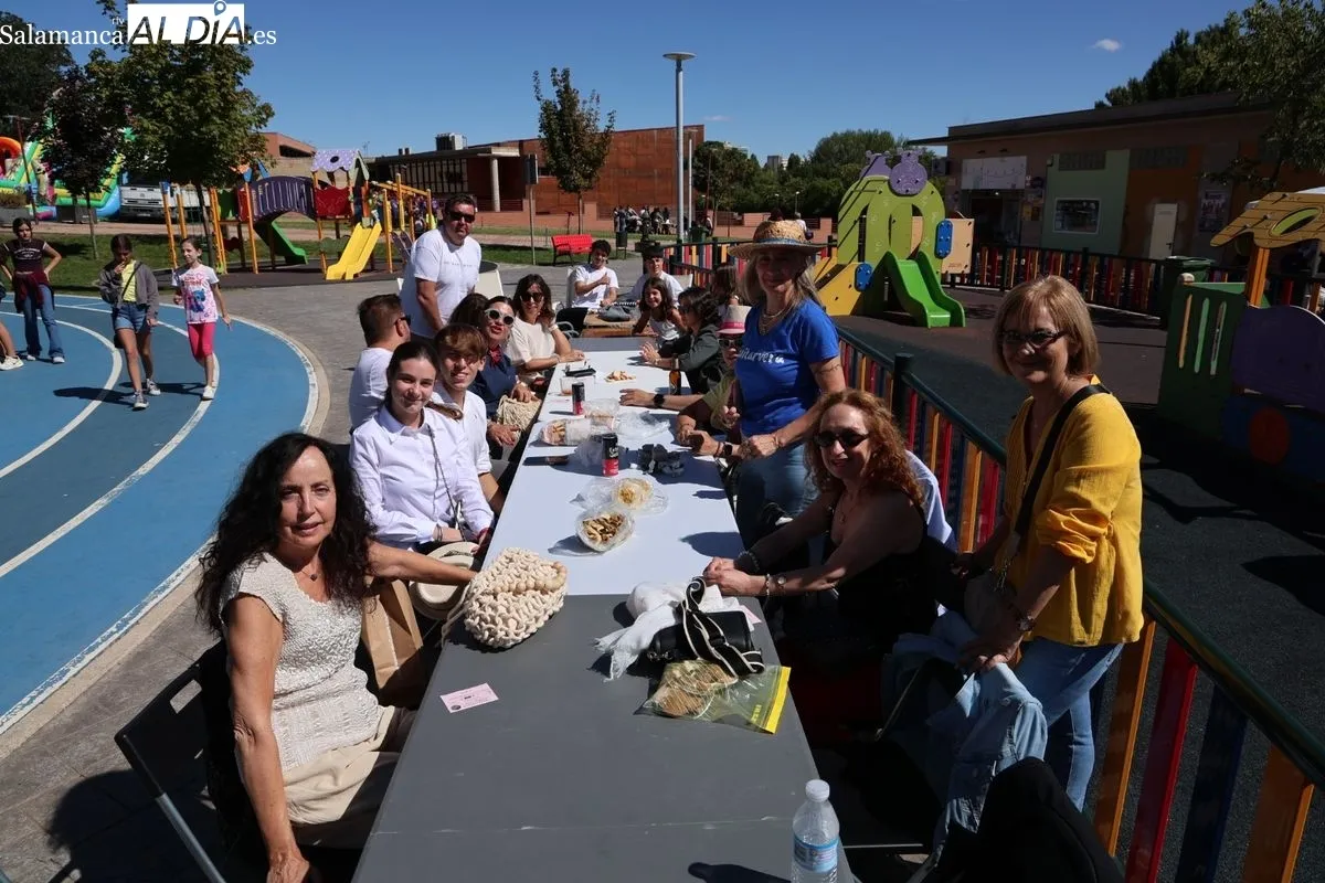 Los vecinos de Huerta Otea disfrutan de una gran paella | FOTOS: David Sañudo 