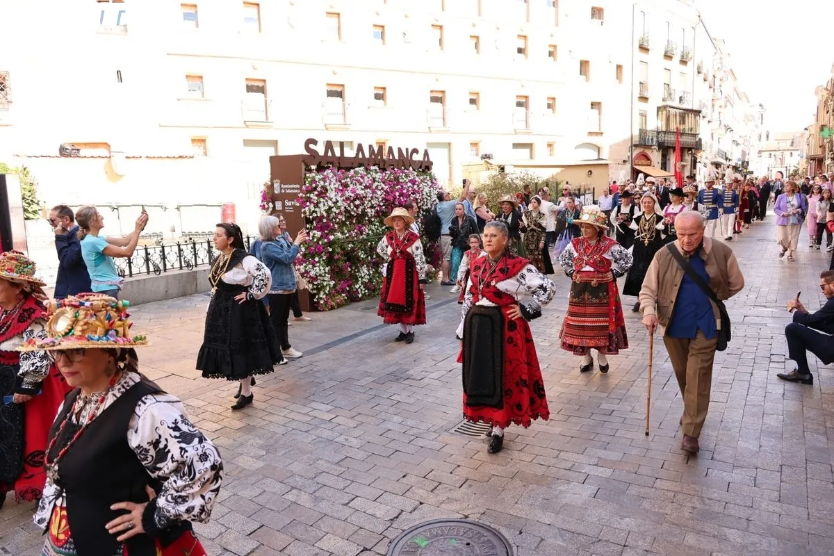 La Corporación Municipal cumplen con la tradición de la Virgen de la Vega | FOTOS: David Sañudo