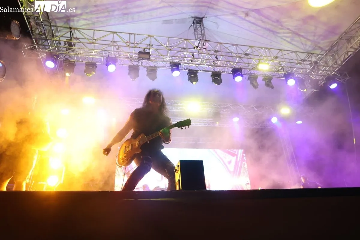 Medina Azahara se despide de Salamanca con un concierto legendario en la Plaza Mayor | FOTOS: David Sañudo 