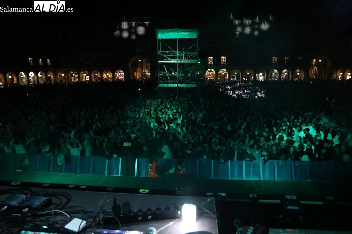 La Plaza Mayor de Salamanca vibra al ritmo de LoS40 Sessions con Dani Moreno 'El Gallo' y San Bernardino | FOTOS: David Sañudo 