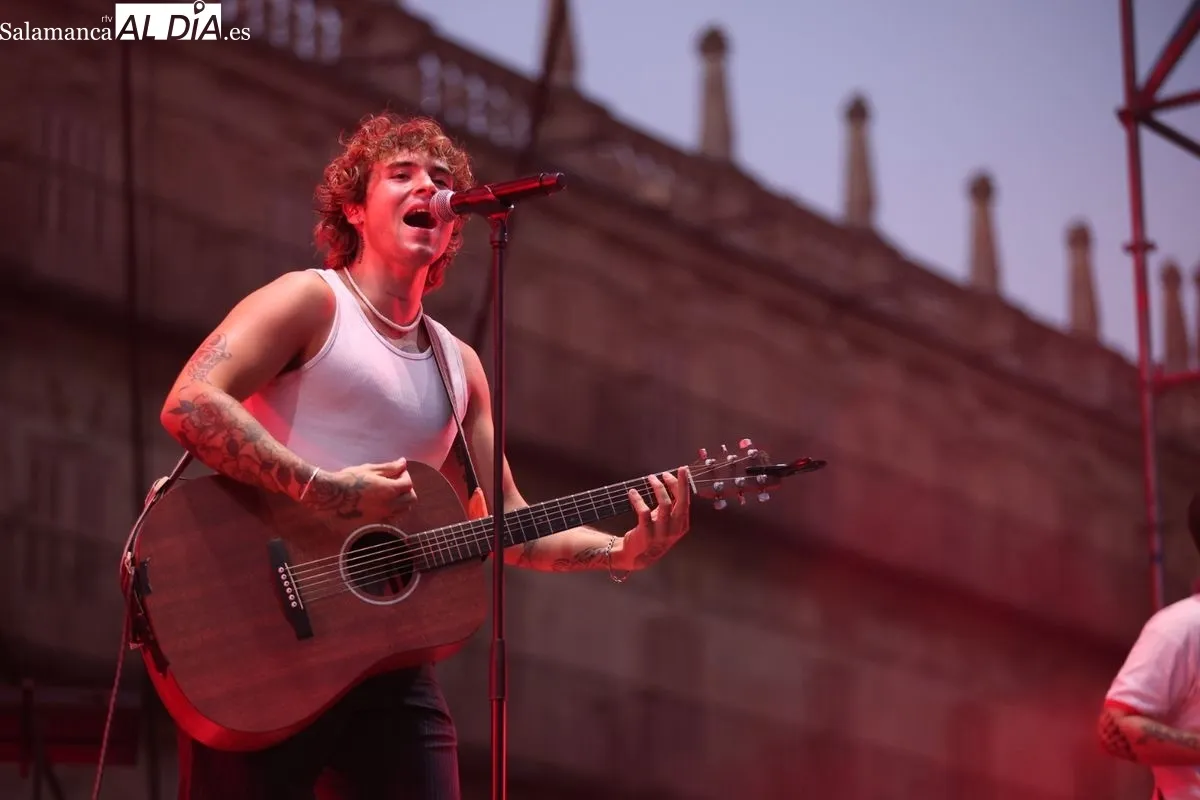 Noan conquista la Plaza Mayor de Salamanca con su pop-rock enérgico | FOTOS: David Sañudo 